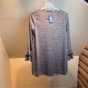 NWT HIGHNESS Gray long sleeve Tunic w/Round Neckline. Size L/XL.